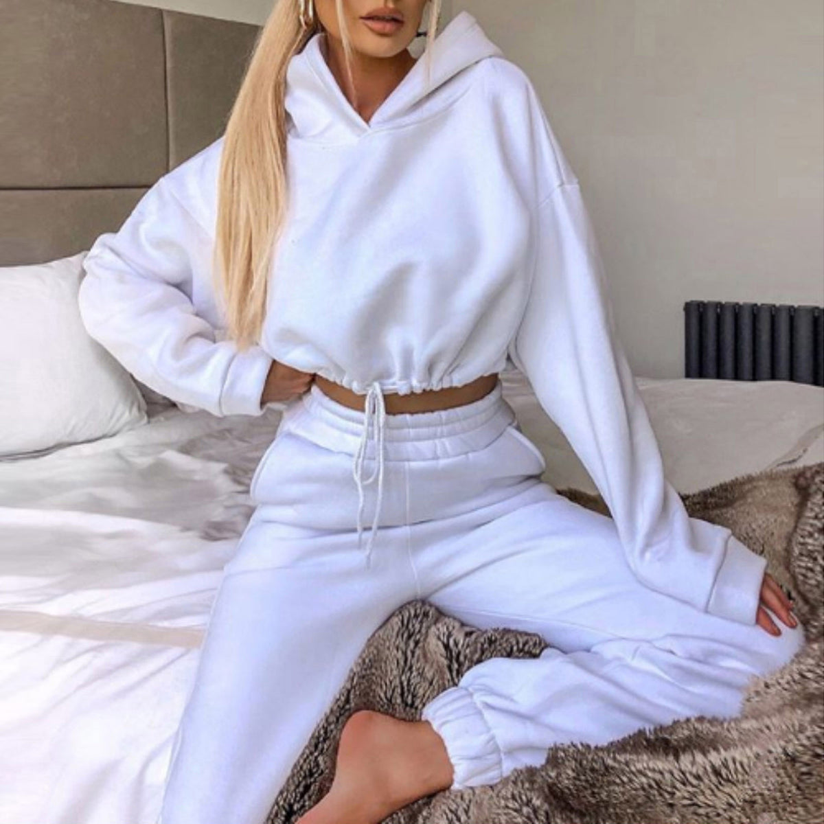 Stylish Women's 2-Piece Jogging Suit - Sexy Long Sleeve Hoodie & Comfortable Tracksuit for Fitness and Casual Wear
